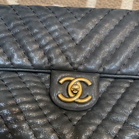 Chanel handbag like new only used a few times - Picture 13 of 16